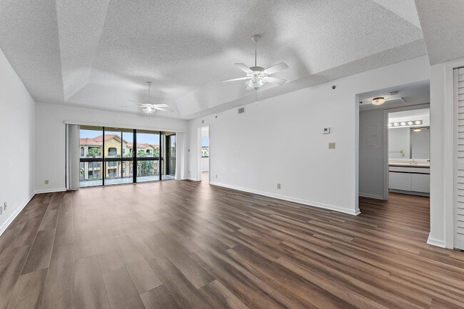 Building Photo - 700 Uno Lago Dr