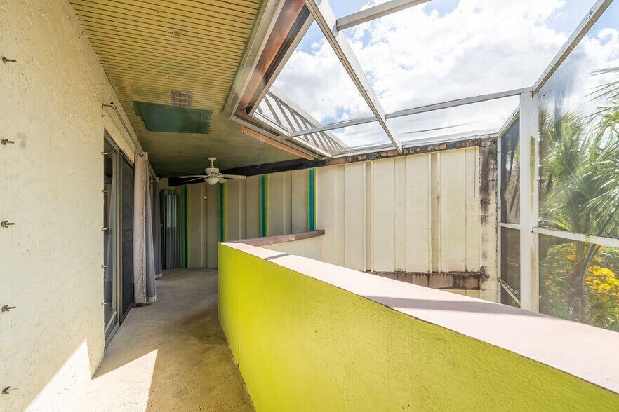Building Photo - 2 Greenway Vlg N