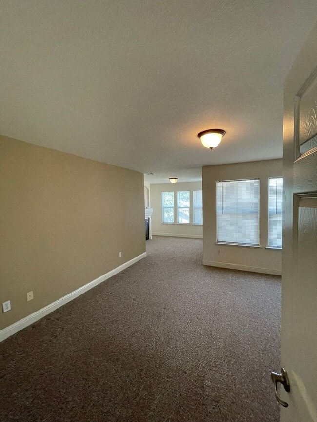 Building Photo - Spacious & Elegant 6-Bedroom, 3.5-Bath Hom...