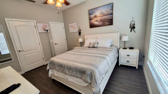 Building Photo - RENOVATED 4 bed 3 bath Completely FURNISHE...