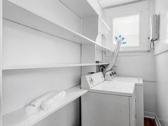 Building Photo - SPACIOUS 3 BEDROOM MUSEUM DISTRICT APARTMENT