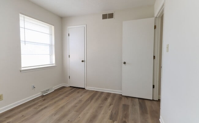 Building Photo - 1304 Essex Ct