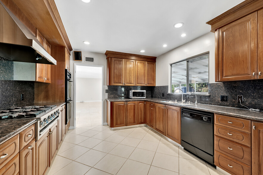 Building Photo - 4615 Arriba Dr