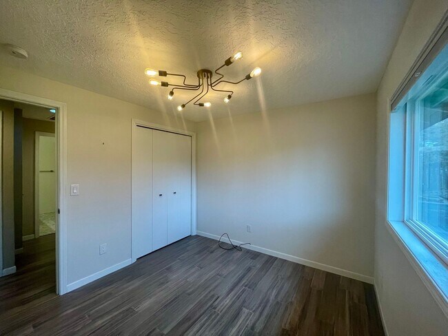 Building Photo - Beautiful 3 Bed 2 Bath House in Happy Valley!! A/C, Additional Living Area, Great for Entertaining!!