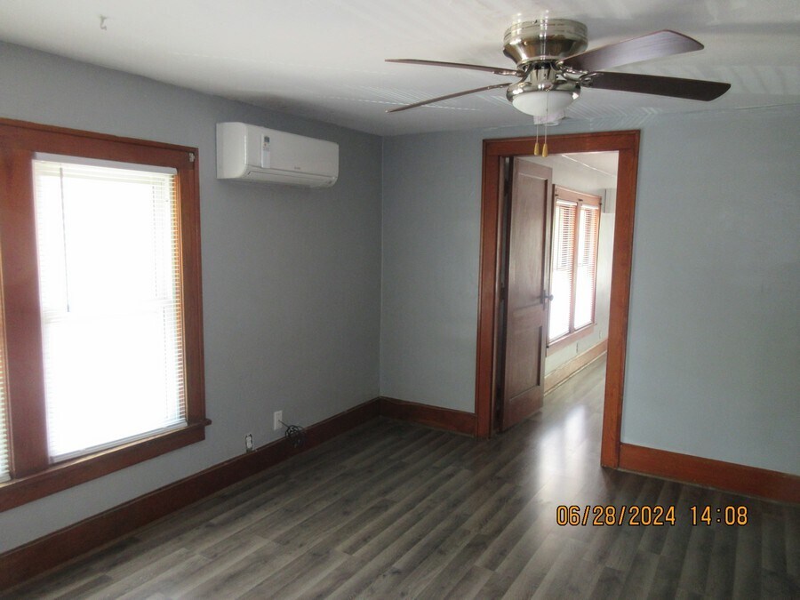 Building Photo - 919 W 8th St