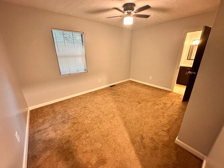 Building Photo - 1424 Springleaf Cir SE