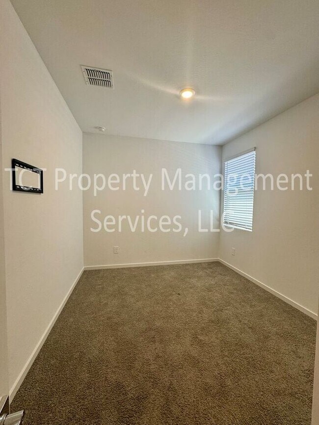 Building Photo - Beautiful like new home in San Tan Groves