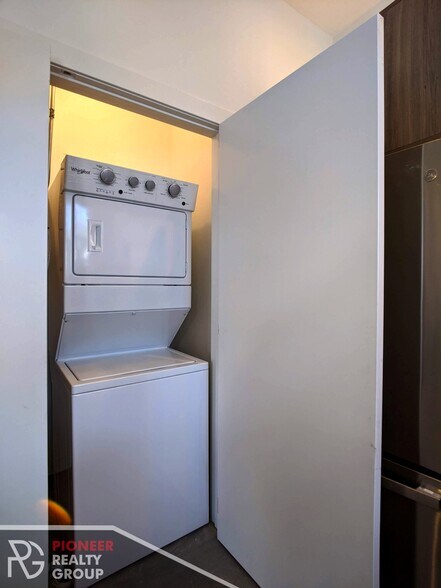 Building Photo - 2121 W Belmont Ave