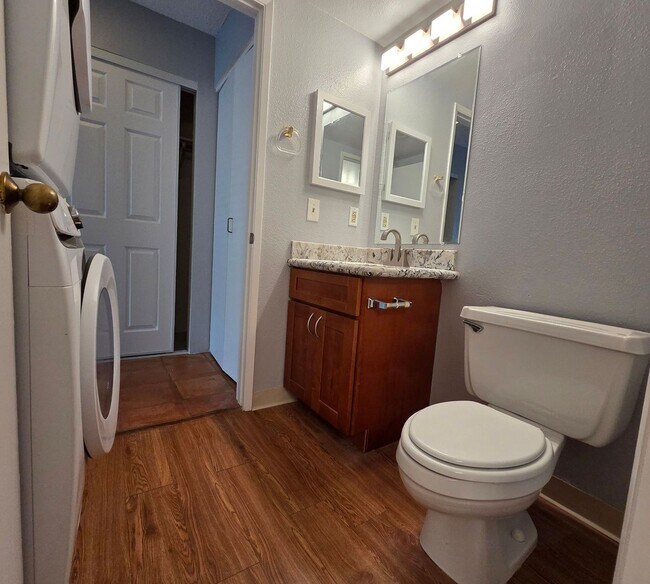 Building Photo - Downstair 2/1.5 Condo in South Kihei