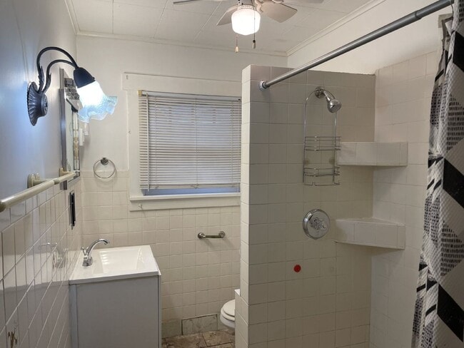 Building Photo - Charming 3 Bedroom Home with Hardwood Floo...