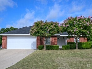 Building Photo - Cozy 3 Bedroom 2 Bath beautiful brick home...