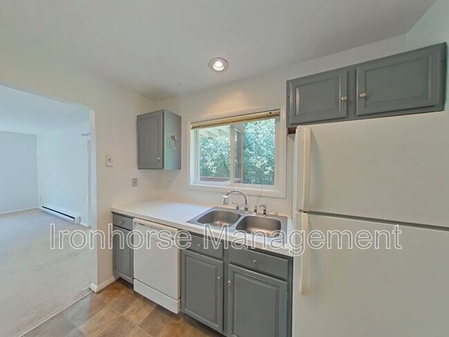 Building Photo - 515 S 15th Ave