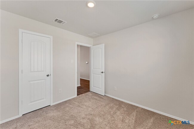 Building Photo - 140 Oak Meadows