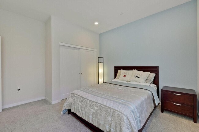 Building Photo - Spacious 4 bedrooms 4.5 bath town home for...