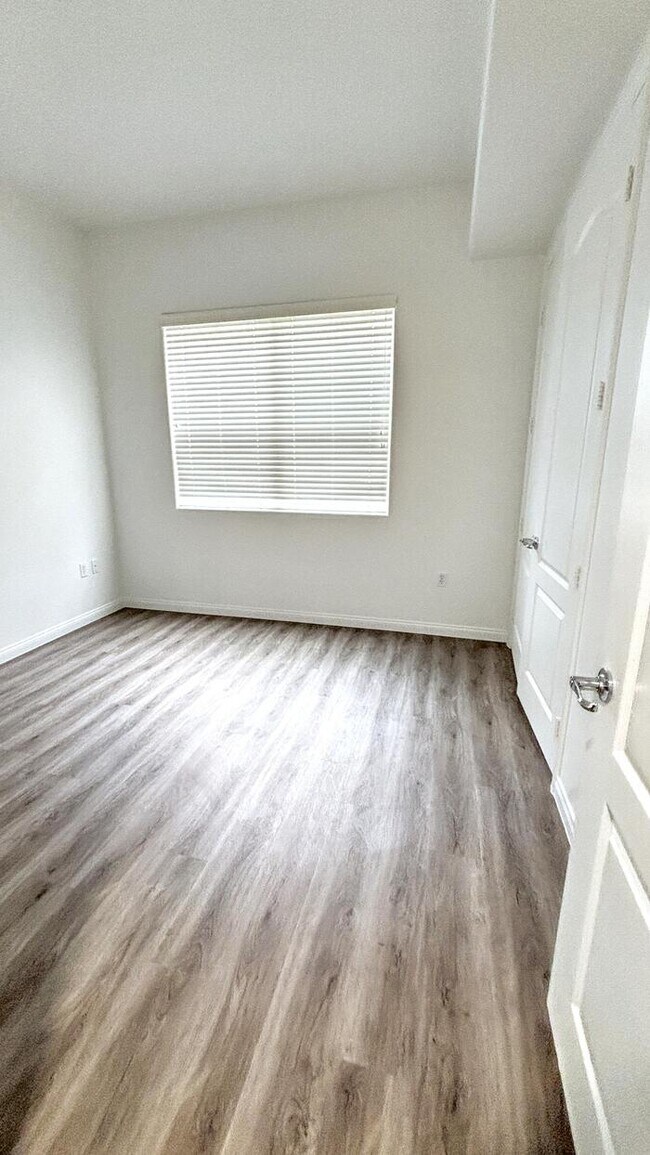 Building Photo - Lovely 2-Bedroom Condo with Convenient Acc...