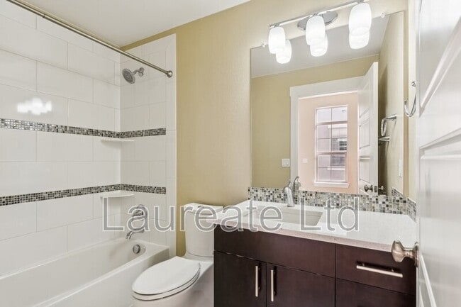 Building Photo - 5438 Valentia St