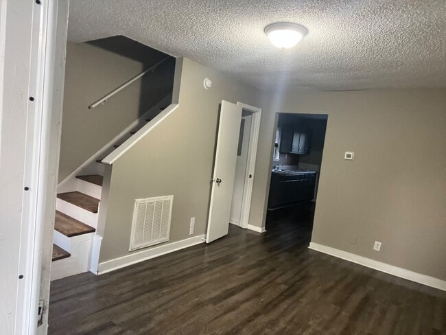 Building Photo - 305 Holliman St