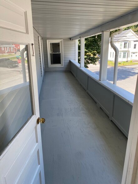 balcony / open porch - 210 Center St