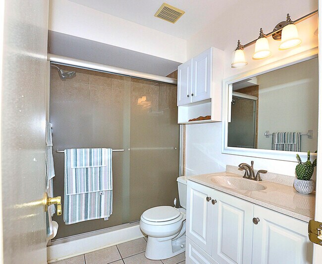 Building Photo - 900 Jasmine Ln