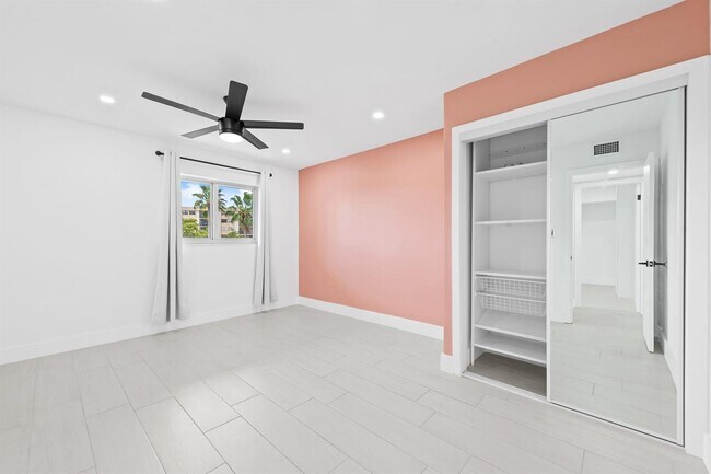 Building Photo - 877 NE 195th St