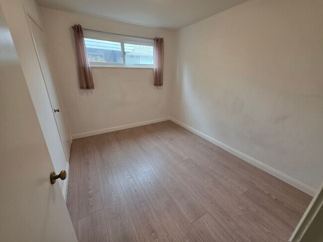 Building Photo - Two-bedroom apartment, with double pain gl...