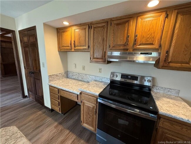 Building Photo - Golf course views in Floyds Knobs!