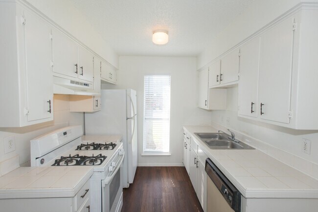 Building Photo - 6000 Tracy Lynn Ln