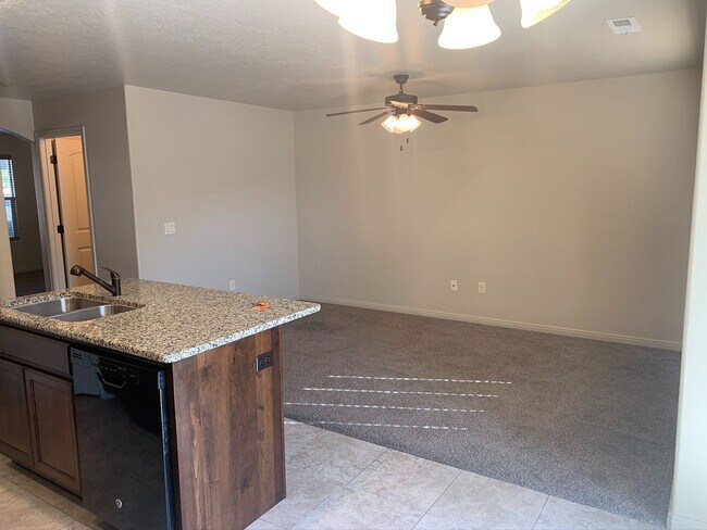 Building Photo - Great Fossil Hills Townhouse!