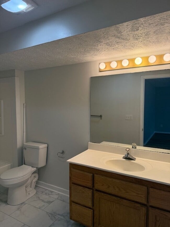 Building Photo - Remodeled Duplex in Ozark!