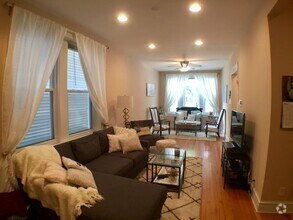 Building Photo - Duplexed Lakeview Three Bedroom Two Bath