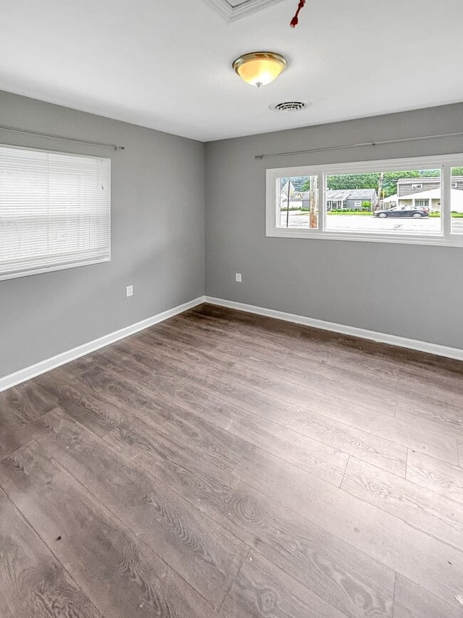 Building Photo - Welcome to this charming 2-bedroom, 1-bath...