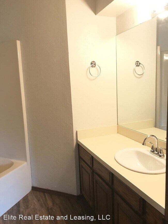 Building Photo - 3 br, 2 bath House - 10604 N. MAJOR AVE