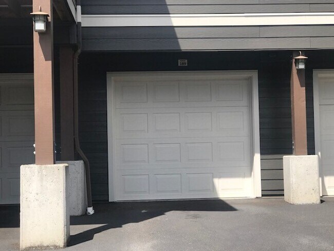 Building Photo - GROUND LEVEL 1 BR, 1 BA WHEEL CHAIR ACCESSIBLE UNIT!