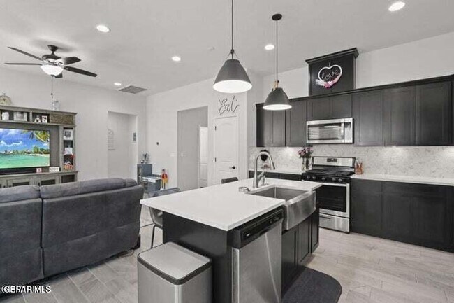 Building Photo - 905 Cottage Pl