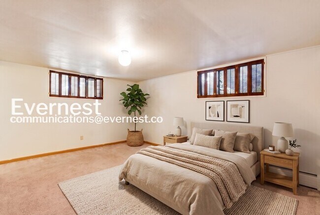 Building Photo - 4 Bed, 3 Bath Home with Fenced Yard & Garage / Available Now!
