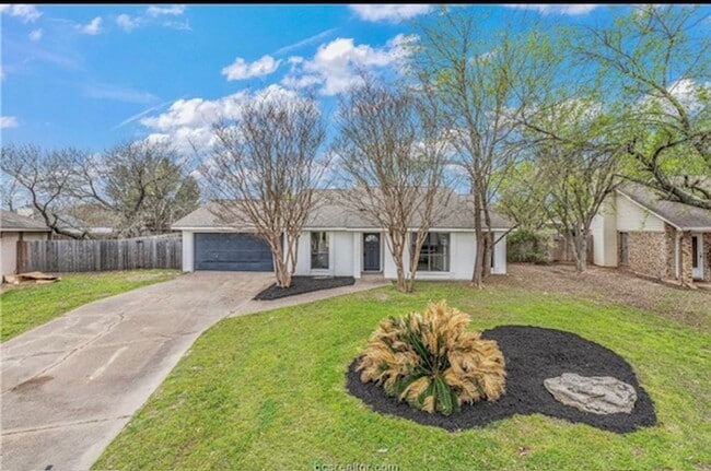 Building Photo - College Station - 3 bedroom - 2 bath house with garage and fenced back yard.
