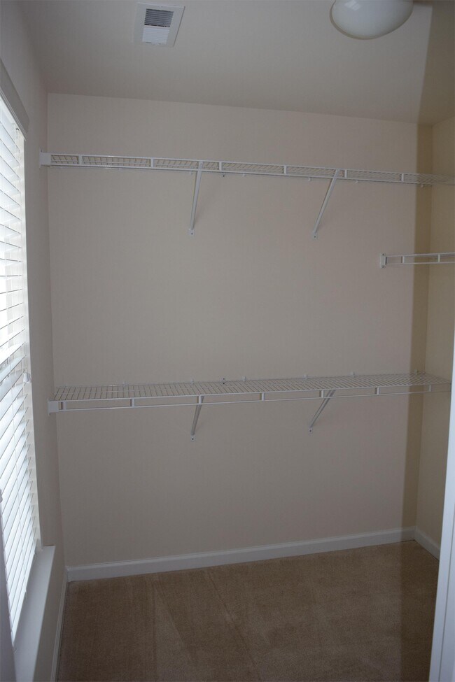 Building Photo - 2757 Silverthorn Dr