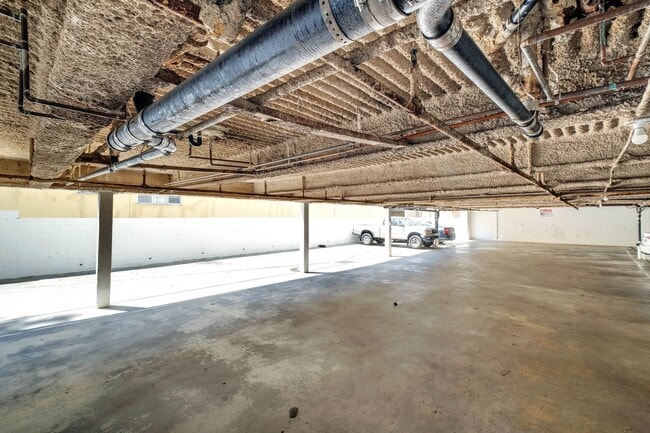 Building Photo - Spacious 1 Bedroom Apartments with Parking - Noho Arts District