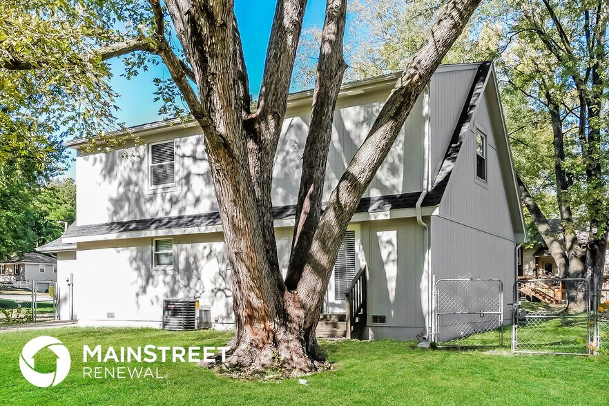 Building Photo - 303 E 11th St