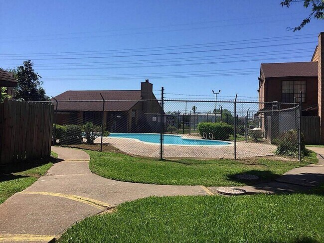 Building Photo - 9090 S Braeswood Blvd