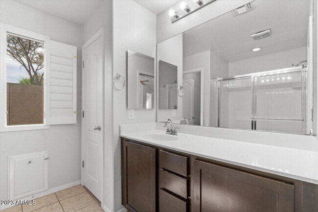 Building Photo - 2039 E Saddlebrook Rd