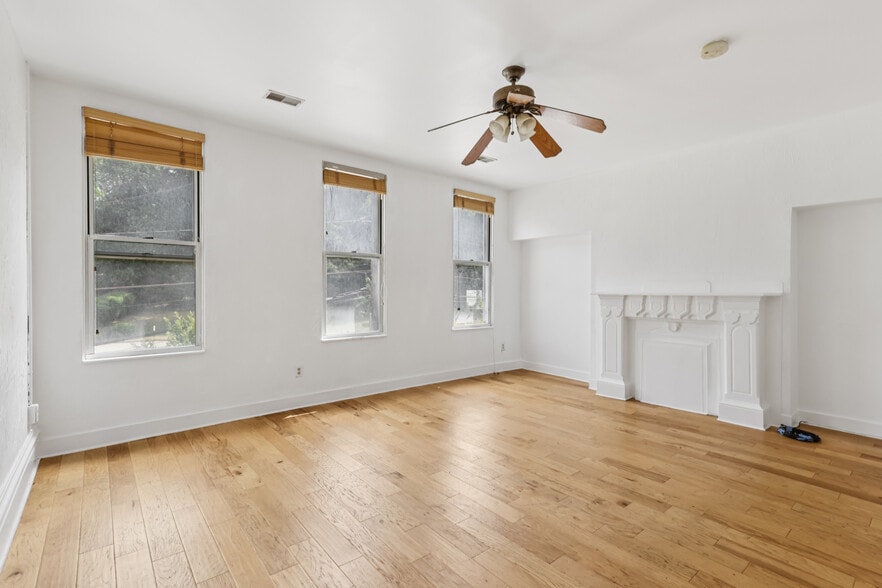 Family Rm - 4723 Butler St