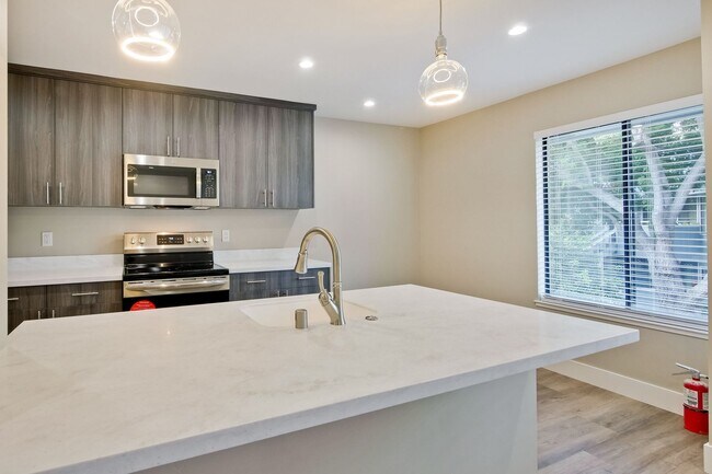 Building Photo - Stunning Modern Almost New Condo, Pets Welcome!