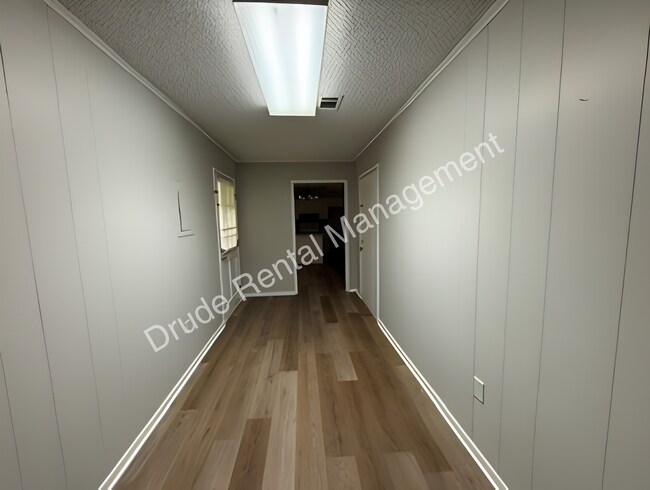 Building Photo - Quiet Country Living