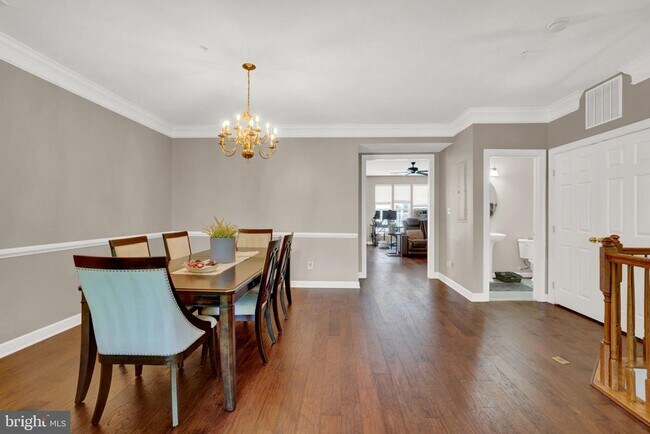 Building Photo - 2460 Eastbourne Dr