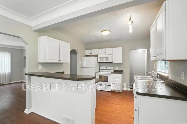 Building Photo - 822 Searles Rd