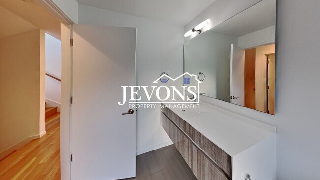 Building Photo - 5BR/4.5BA House in Seattle -- Available Now!