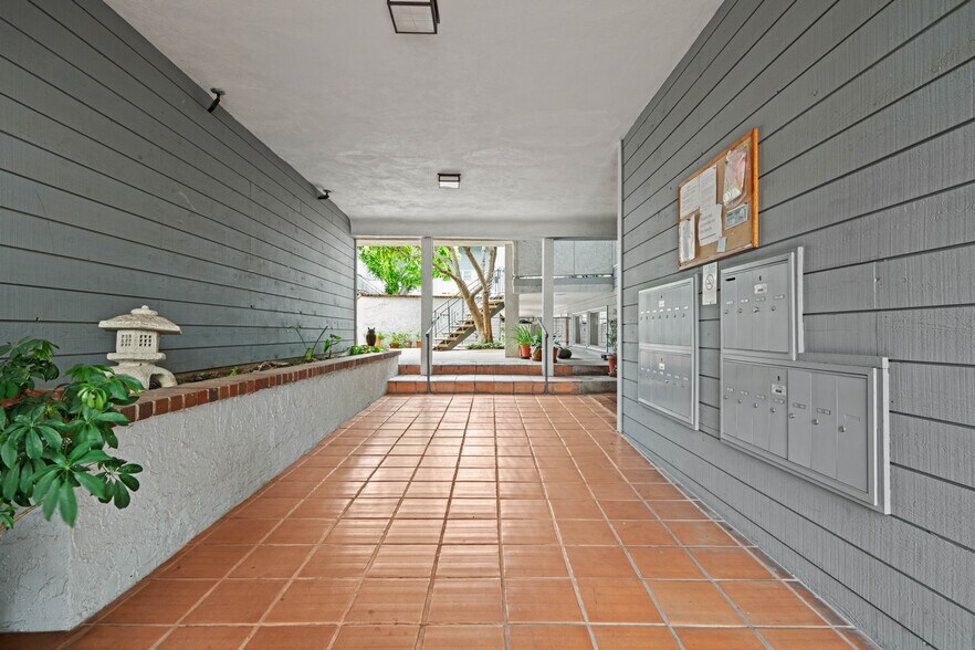 Building Photo - 2021 California Ave