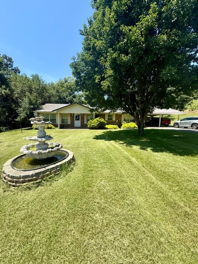 Building Photo - 3 Bedroom 1 Full Bath 2 Half bath Brick house for Rent