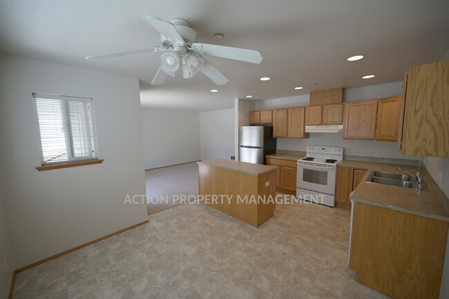 Building Photo - 2 bed 1 bath, bottom floor apartment in Port Angeles, close to Peninsula College and the Olympic ...